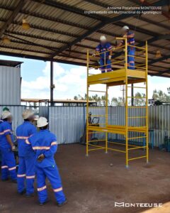 Andaime Plataforma Original MONTEEUSE PI0702779-6 Produto patenteado - Segurança em altura para manutenção industrial ou construção civil, garantindo acesso seguro pela escada incorporada, Guarda-corpos e Rodapés conforme NR-18, conjunto de piso antiderrapante e forração completa, com alçapão de acesso seguro. Pode ser apoiado com sapatas ajustáveis ou rodízios para movimentação segura da estrutura. Totalmente normatizado, com ART de fabricação recolhida junto ao CREA, Memorial de cálculo, Manual de montagem, Checklist de montagem, Projeto de montagem e Treinamento tipo seminário online com certificados nominais a cada participante. Destaque nas maiores indústrias do Brasil, tendo como clientes a VALE, CSN, Usiminas, Petrobrás, GERDAU, CEMIG, Raízen, JBS SEARA, Marfrig, Usaçucar, Bunge, ADM do Brasil, Syngenta, SENAI, Cofco, Hydro Alunorte, entre outros.