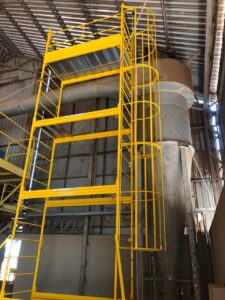 Andaime Plataforma Original MONTEEUSE PI0702779-6 Produto patenteado - Segurança em altura para manutenção industrial ou construção civil, garantindo acesso seguro pela escada incorporada, Guarda-corpos e Rodapés conforme NR-18, conjunto de piso antiderrapante e forração completa, com alçapão de acesso seguro. Pode ser apoiado com sapatas ajustáveis ou rodízios para movimentação segura da estrutura. Totalmente normatizado, com ART de fabricação recolhida junto ao CREA, Memorial de cálculo, Manual de montagem, Checklist de montagem, Projeto de montagem e Treinamento tipo seminário online com certificados nominais a cada participante. Destaque nas maiores indústrias do Brasil, tendo como clientes a VALE, CSN, Usiminas, Petrobrás, GERDAU, CEMIG, Raízen, JBS SEARA, Marfrig, Usaçucar, Bunge, ADM do Brasil, Syngenta, SENAI, Cofco, Hydro Alunorte, entre outros.