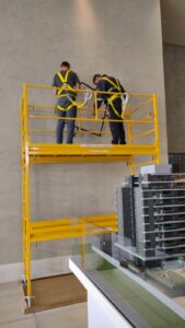 Andaime Plataforma Original MONTEEUSE PI0702779-6 Produto patenteado - Segurança em altura para manutenção industrial ou construção civil, garantindo acesso seguro pela escada incorporada, Guarda-corpos e Rodapés conforme NR-18, conjunto de piso antiderrapante e forração completa, com alçapão de acesso seguro. Pode ser apoiado com sapatas ajustáveis ou rodízios para movimentação segura da estrutura. Totalmente normatizado, com ART de fabricação recolhida junto ao CREA, Memorial de cálculo, Manual de montagem, Checklist de montagem, Projeto de montagem e Treinamento tipo seminário online com certificados nominais a cada participante. Destaque nas maiores indústrias do Brasil, tendo como clientes a VALE, CSN, Usiminas, Petrobrás, GERDAU, CEMIG, Raízen, JBS SEARA, Marfrig, Usaçucar, Bunge, ADM do Brasil, Syngenta, SENAI, Cofco, Hydro Alunorte, entre outros.