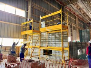 Andaime Plataforma Original MONTEEUSE PI0702779-6 Produto patenteado - Segurança em altura para manutenção industrial ou construção civil, garantindo acesso seguro pela escada incorporada, Guarda-corpos e Rodapés conforme NR-18, conjunto de piso antiderrapante e forração completa, com alçapão de acesso seguro. Pode ser apoiado com sapatas ajustáveis ou rodízios para movimentação segura da estrutura. Totalmente normatizado, com ART de fabricação recolhida junto ao CREA, Memorial de cálculo, Manual de montagem, Checklist de montagem, Projeto de montagem e Treinamento tipo seminário online com certificados nominais a cada participante. Destaque nas maiores indústrias do Brasil, tendo como clientes a VALE, CSN, Usiminas, Petrobrás, GERDAU, CEMIG, Raízen, JBS SEARA, Marfrig, Usaçucar, Bunge, ADM do Brasil, Syngenta, SENAI, Cofco, Hydro Alunorte, entre outros.