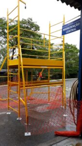 Andaime Plataforma Original MONTEEUSE PI0702779-6 Produto patenteado - Segurança em altura para manutenção industrial ou construção civil, garantindo acesso seguro pela escada incorporada, Guarda-corpos e Rodapés conforme NR-18, conjunto de piso antiderrapante e forração completa, com alçapão de acesso seguro. Pode ser apoiado com sapatas ajustáveis ou rodízios para movimentação segura da estrutura. Totalmente normatizado, com ART de fabricação recolhida junto ao CREA, Memorial de cálculo, Manual de montagem, Checklist de montagem, Projeto de montagem e Treinamento tipo seminário online com certificados nominais a cada participante. Destaque nas maiores indústrias do Brasil, tendo como clientes a VALE, CSN, Usiminas, Petrobrás, GERDAU, CEMIG, Raízen, JBS SEARA, Marfrig, Usaçucar, Bunge, ADM do Brasil, Syngenta, SENAI, Cofco, Hydro Alunorte, entre outros.