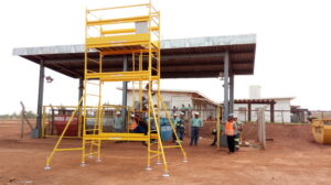 Andaime Plataforma Original MONTEEUSE PI0702779-6 Produto patenteado - Segurança em altura para manutenção industrial ou construção civil, garantindo acesso seguro pela escada incorporada, Guarda-corpos e Rodapés conforme NR-18, conjunto de piso antiderrapante e forração completa, com alçapão de acesso seguro. Pode ser apoiado com sapatas ajustáveis ou rodízios para movimentação segura da estrutura. Totalmente normatizado, com ART de fabricação recolhida junto ao CREA, Memorial de cálculo, Manual de montagem, Checklist de montagem, Projeto de montagem e Treinamento tipo seminário online com certificados nominais a cada participante. Destaque nas maiores indústrias do Brasil, tendo como clientes a VALE, CSN, Usiminas, Petrobrás, GERDAU, CEMIG, Raízen, JBS SEARA, Marfrig, Usaçucar, Bunge, ADM do Brasil, Syngenta, SENAI, Cofco, Hydro Alunorte, entre outros.