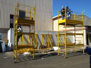 Andaime Plataforma Original MONTEEUSE PI0702779-6 Produto patenteado - Segurança em altura para manutenção industrial ou construção civil, garantindo acesso seguro pela escada incorporada, Guarda-corpos e Rodapés conforme NR-18, conjunto de piso antiderrapante e forração completa, com alçapão de acesso seguro. Pode ser apoiado com sapatas ajustáveis ou rodízios para movimentação segura da estrutura. Totalmente normatizado, com ART de fabricação recolhida junto ao CREA, Memorial de cálculo, Manual de montagem, Checklist de montagem, Projeto de montagem e Treinamento tipo seminário online com certificados nominais a cada participante. Destaque nas maiores indústrias do Brasil, tendo como clientes a VALE, CSN, Usiminas, Petrobrás, GERDAU, CEMIG, Raízen, JBS SEARA, Marfrig, Usaçucar, Bunge, ADM do Brasil, Syngenta, SENAI, Cofco, Hydro Alunorte, entre outros.