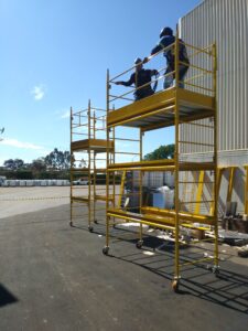 Andaime Plataforma Original MONTEEUSE PI0702779-6 Produto patenteado - Segurança em altura para manutenção industrial ou construção civil, garantindo acesso seguro pela escada incorporada, Guarda-corpos e Rodapés conforme NR-18, conjunto de piso antiderrapante e forração completa, com alçapão de acesso seguro. Pode ser apoiado com sapatas ajustáveis ou rodízios para movimentação segura da estrutura. Totalmente normatizado, com ART de fabricação recolhida junto ao CREA, Memorial de cálculo, Manual de montagem, Checklist de montagem, Projeto de montagem e Treinamento tipo seminário online com certificados nominais a cada participante. Destaque nas maiores indústrias do Brasil, tendo como clientes a VALE, CSN, Usiminas, Petrobrás, GERDAU, CEMIG, Raízen, JBS SEARA, Marfrig, Usaçucar, Bunge, ADM do Brasil, Syngenta, SENAI, Cofco, Hydro Alunorte, entre outros.