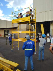 Andaime Plataforma Original MONTEEUSE PI0702779-6 Produto patenteado - Segurança em altura para manutenção industrial ou construção civil, garantindo acesso seguro pela escada incorporada, Guarda-corpos e Rodapés conforme NR-18, conjunto de piso antiderrapante e forração completa, com alçapão de acesso seguro. Pode ser apoiado com sapatas ajustáveis ou rodízios para movimentação segura da estrutura. Totalmente normatizado, com ART de fabricação recolhida junto ao CREA, Memorial de cálculo, Manual de montagem, Checklist de montagem, Projeto de montagem e Treinamento tipo seminário online com certificados nominais a cada participante. Destaque nas maiores indústrias do Brasil, tendo como clientes a VALE, CSN, Usiminas, Petrobrás, GERDAU, CEMIG, Raízen, JBS SEARA, Marfrig, Usaçucar, Bunge, ADM do Brasil, Syngenta, SENAI, Cofco, Hydro Alunorte, entre outros.