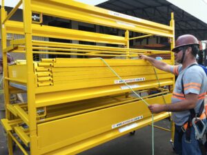 Andaime Plataforma Original MONTEEUSE PI0702779-6 Produto patenteado - Segurança em altura para manutenção industrial ou construção civil, garantindo acesso seguro pela escada incorporada, Guarda-corpos e Rodapés conforme NR-18, conjunto de piso antiderrapante e forração completa, com alçapão de acesso seguro. Pode ser apoiado com sapatas ajustáveis ou rodízios para movimentação segura da estrutura. Totalmente normatizado, com ART de fabricação recolhida junto ao CREA, Memorial de cálculo, Manual de montagem, Checklist de montagem, Projeto de montagem e Treinamento tipo seminário online com certificados nominais a cada participante. Destaque nas maiores indústrias do Brasil, tendo como clientes a VALE, CSN, Usiminas, Petrobrás, GERDAU, CEMIG, Raízen, JBS SEARA, Marfrig, Usaçucar, Bunge, ADM do Brasil, Syngenta, SENAI, Cofco, Hydro Alunorte, entre outros.