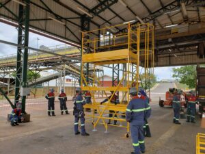 Andaime Plataforma Original MONTEEUSE PI0702779-6 Produto patenteado - Segurança em altura para manutenção industrial ou construção civil, garantindo acesso seguro pela escada incorporada, Guarda-corpos e Rodapés conforme NR-18, conjunto de piso antiderrapante e forração completa, com alçapão de acesso seguro. Pode ser apoiado com sapatas ajustáveis ou rodízios para movimentação segura da estrutura. Totalmente normatizado, com ART de fabricação recolhida junto ao CREA, Memorial de cálculo, Manual de montagem, Checklist de montagem, Projeto de montagem e Treinamento tipo seminário online com certificados nominais a cada participante. Destaque nas maiores indústrias do Brasil, tendo como clientes a VALE, CSN, Usiminas, Petrobrás, GERDAU, CEMIG, Raízen, JBS SEARA, Marfrig, Usaçucar, Bunge, ADM do Brasil, Syngenta, SENAI, Cofco, Hydro Alunorte, entre outros.