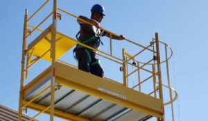 Andaime Plataforma Original MONTEEUSE PI0702779-6 Produto patenteado Aço ou Alumínio - Segurança em altura para manutenção industrial ou construção civil, garantindo acesso seguro pela escada incorporada, Guarda-corpos e Rodapés conforme NR-18, conjunto de piso antiderrapante e forração completa, com alçapão de acesso seguro. Pode ser apoiado com sapatas ajustáveis ou rodízios para movimentação segura da estrutura. Totalmente normatizado, com ART de fabricação recolhida junto ao CREA, Memorial de cálculo, Manual de montagem, Checklist de montagem, Projeto de montagem e Treinamento tipo seminário online com certificados nominais a cada participante. Destaque nas maiores indústrias do Brasil, tendo como clientes a VALE, CSN, Usiminas, Petrobrás, GERDAU, CEMIG, Raízen, JBS SEARA, Marfrig, Usaçucar, Bunge, ADM do Brasil, Syngenta, SENAI, Cofco, Hydro Alunorte, entre outros. Com base ajustável para desnível em auditórios.