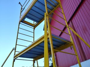 Andaime Plataforma Original MONTEEUSE PI0702779-6 Produto patenteado - Segurança em altura para manutenção industrial ou construção civil, garantindo acesso seguro pela escada incorporada, Guarda-corpos e Rodapés conforme NR-18, conjunto de piso antiderrapante e forração completa, com alçapão de acesso seguro. Pode ser apoiado com sapatas ajustáveis ou rodízios para movimentação segura da estrutura. Totalmente normatizado, com ART de fabricação recolhida junto ao CREA, Memorial de cálculo, Manual de montagem, Checklist de montagem, Projeto de montagem e Treinamento tipo seminário online com certificados nominais a cada participante. Destaque nas maiores indústrias do Brasil, tendo como clientes a VALE, CSN, Usiminas, Petrobrás, GERDAU, CEMIG, Raízen, JBS SEARA, Marfrig, Usaçucar, Bunge, ADM do Brasil, Syngenta, SENAI, Cofco, Hydro Alunorte, entre outros.