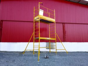 Andaime Plataforma Original MONTEEUSE PI0702779-6 Produto patenteado - Segurança em altura para manutenção industrial ou construção civil, garantindo acesso seguro pela escada incorporada, Guarda-corpos e Rodapés conforme NR-18, conjunto de piso antiderrapante e forração completa, com alçapão de acesso seguro. Pode ser apoiado com sapatas ajustáveis ou rodízios para movimentação segura da estrutura. Totalmente normatizado, com ART de fabricação recolhida junto ao CREA, Memorial de cálculo, Manual de montagem, Checklist de montagem, Projeto de montagem e Treinamento tipo seminário online com certificados nominais a cada participante. Destaque nas maiores indústrias do Brasil, tendo como clientes a VALE, CSN, Usiminas, Petrobrás, GERDAU, CEMIG, Raízen, JBS SEARA, Marfrig, Usaçucar, Bunge, ADM do Brasil, Syngenta, SENAI, Cofco, Hydro Alunorte, entre outros.