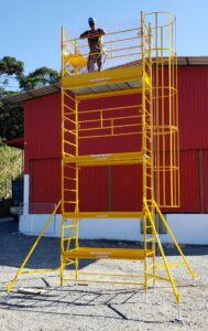 Andaime Plataforma Original MONTEEUSE PI0702779-6 Produto patenteado - Segurança em altura para manutenção industrial ou construção civil, garantindo acesso seguro pela escada incorporada, Guarda-corpos e Rodapés conforme NR-18, conjunto de piso antiderrapante e forração completa, com alçapão de acesso seguro. Pode ser apoiado com sapatas ajustáveis ou rodízios para movimentação segura da estrutura. Totalmente normatizado, com ART de fabricação recolhida junto ao CREA, Memorial de cálculo, Manual de montagem, Checklist de montagem, Projeto de montagem e Treinamento tipo seminário online com certificados nominais a cada participante. Destaque nas maiores indústrias do Brasil, tendo como clientes a VALE, CSN, Usiminas, Petrobrás, GERDAU, CEMIG, Raízen, JBS SEARA, Marfrig, Usaçucar, Bunge, ADM do Brasil, Syngenta, SENAI, Cofco, Hydro Alunorte, entre outros.
