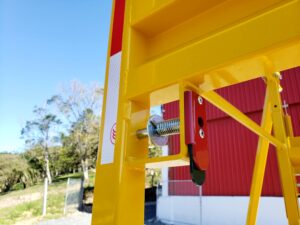 Andaime Plataforma Original MONTEEUSE PI0702779-6 Produto patenteado - Segurança em altura para manutenção industrial ou construção civil, garantindo acesso seguro pela escada incorporada, Guarda-corpos e Rodapés conforme NR-18, conjunto de piso antiderrapante e forração completa, com alçapão de acesso seguro. Pode ser apoiado com sapatas ajustáveis ou rodízios para movimentação segura da estrutura. Totalmente normatizado, com ART de fabricação recolhida junto ao CREA, Memorial de cálculo, Manual de montagem, Checklist de montagem, Projeto de montagem e Treinamento tipo seminário online com certificados nominais a cada participante. Destaque nas maiores indústrias do Brasil, tendo como clientes a VALE, CSN, Usiminas, Petrobrás, GERDAU, CEMIG, Raízen, JBS SEARA, Marfrig, Usaçucar, Bunge, ADM do Brasil, Syngenta, SENAI, Cofco, Hydro Alunorte, entre outros.