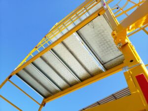 Andaime Plataforma Original MONTEEUSE PI0702779-6 Produto patenteado - Segurança em altura para manutenção industrial ou construção civil, garantindo acesso seguro pela escada incorporada, Guarda-corpos e Rodapés conforme NR-18, conjunto de piso antiderrapante e forração completa, com alçapão de acesso seguro. Pode ser apoiado com sapatas ajustáveis ou rodízios para movimentação segura da estrutura. Totalmente normatizado, com ART de fabricação recolhida junto ao CREA, Memorial de cálculo, Manual de montagem, Checklist de montagem, Projeto de montagem e Treinamento tipo seminário online com certificados nominais a cada participante. Destaque nas maiores indústrias do Brasil, tendo como clientes a VALE, CSN, Usiminas, Petrobrás, GERDAU, CEMIG, Raízen, JBS SEARA, Marfrig, Usaçucar, Bunge, ADM do Brasil, Syngenta, SENAI, Cofco, Hydro Alunorte, entre outros.