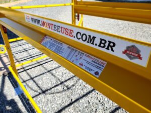Andaime Plataforma Original MONTEEUSE PI0702779-6 Produto patenteado - Segurança em altura para manutenção industrial ou construção civil, garantindo acesso seguro pela escada incorporada, Guarda-corpos e Rodapés conforme NR-18, conjunto de piso antiderrapante e forração completa, com alçapão de acesso seguro. Pode ser apoiado com sapatas ajustáveis ou rodízios para movimentação segura da estrutura. Totalmente normatizado, com ART de fabricação recolhida junto ao CREA, Memorial de cálculo, Manual de montagem, Checklist de montagem, Projeto de montagem e Treinamento tipo seminário online com certificados nominais a cada participante. Destaque nas maiores indústrias do Brasil, tendo como clientes a VALE, CSN, Usiminas, Petrobrás, GERDAU, CEMIG, Raízen, JBS SEARA, Marfrig, Usaçucar, Bunge, ADM do Brasil, Syngenta, SENAI, Cofco, Hydro Alunorte, entre outros.