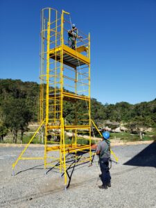 Andaime Plataforma Original MONTEEUSE PI0702779-6 Produto patenteado - Segurança em altura para manutenção industrial ou construção civil, garantindo acesso seguro pela escada incorporada, Guarda-corpos e Rodapés conforme NR-18, conjunto de piso antiderrapante e forração completa, com alçapão de acesso seguro. Pode ser apoiado com sapatas ajustáveis ou rodízios para movimentação segura da estrutura. Totalmente normatizado, com ART de fabricação recolhida junto ao CREA, Memorial de cálculo, Manual de montagem, Checklist de montagem, Projeto de montagem e Treinamento tipo seminário online com certificados nominais a cada participante. Destaque nas maiores indústrias do Brasil, tendo como clientes a VALE, CSN, Usiminas, Petrobrás, GERDAU, CEMIG, Raízen, JBS SEARA, Marfrig, Usaçucar, Bunge, ADM do Brasil, Syngenta, SENAI, Cofco, Hydro Alunorte, entre outros.