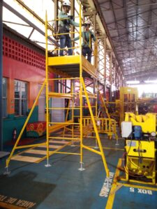 Andaime Plataforma Original MONTEEUSE PI0702779-6 Produto patenteado - Segurança em altura para manutenção industrial ou construção civil, garantindo acesso seguro pela escada incorporada, Guarda-corpos e Rodapés conforme NR-18, conjunto de piso antiderrapante e forração completa, com alçapão de acesso seguro. Pode ser apoiado com sapatas ajustáveis ou rodízios para movimentação segura da estrutura. Totalmente normatizado, com ART de fabricação recolhida junto ao CREA, Memorial de cálculo, Manual de montagem, Checklist de montagem, Projeto de montagem e Treinamento tipo seminário online com certificados nominais a cada participante. Destaque nas maiores indústrias do Brasil, tendo como clientes a VALE, CSN, Usiminas, Petrobrás, GERDAU, CEMIG, Raízen, JBS SEARA, Marfrig, Usaçucar, Bunge, ADM do Brasil, Syngenta, SENAI, Cofco, Hydro Alunorte, entre outros.