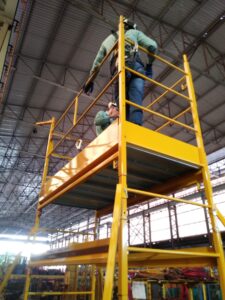 Andaime Plataforma Original MONTEEUSE PI0702779-6 Produto patenteado - Segurança em altura para manutenção industrial ou construção civil, garantindo acesso seguro pela escada incorporada, Guarda-corpos e Rodapés conforme NR-18, conjunto de piso antiderrapante e forração completa, com alçapão de acesso seguro. Pode ser apoiado com sapatas ajustáveis ou rodízios para movimentação segura da estrutura. Totalmente normatizado, com ART de fabricação recolhida junto ao CREA, Memorial de cálculo, Manual de montagem, Checklist de montagem, Projeto de montagem e Treinamento tipo seminário online com certificados nominais a cada participante. Destaque nas maiores indústrias do Brasil, tendo como clientes a VALE, CSN, Usiminas, Petrobrás, GERDAU, CEMIG, Raízen, JBS SEARA, Marfrig, Usaçucar, Bunge, ADM do Brasil, Syngenta, SENAI, Cofco, Hydro Alunorte, entre outros.