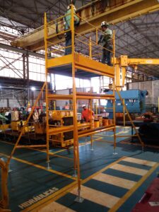 Andaime Plataforma Original MONTEEUSE PI0702779-6 Produto patenteado - Segurança em altura para manutenção industrial ou construção civil, garantindo acesso seguro pela escada incorporada, Guarda-corpos e Rodapés conforme NR-18, conjunto de piso antiderrapante e forração completa, com alçapão de acesso seguro. Pode ser apoiado com sapatas ajustáveis ou rodízios para movimentação segura da estrutura. Totalmente normatizado, com ART de fabricação recolhida junto ao CREA, Memorial de cálculo, Manual de montagem, Checklist de montagem, Projeto de montagem e Treinamento tipo seminário online com certificados nominais a cada participante. Destaque nas maiores indústrias do Brasil, tendo como clientes a VALE, CSN, Usiminas, Petrobrás, GERDAU, CEMIG, Raízen, JBS SEARA, Marfrig, Usaçucar, Bunge, ADM do Brasil, Syngenta, SENAI, Cofco, Hydro Alunorte, entre outros.