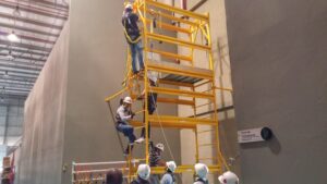 Andaime Plataforma Original MONTEEUSE PI0702779-6 Produto patenteado - Segurança em altura para manutenção industrial ou construção civil, garantindo acesso seguro pela escada incorporada, Guarda-corpos e Rodapés conforme NR-18, conjunto de piso antiderrapante e forração completa, com alçapão de acesso seguro. Pode ser apoiado com sapatas ajustáveis ou rodízios para movimentação segura da estrutura. Totalmente normatizado, com ART de fabricação recolhida junto ao CREA, Memorial de cálculo, Manual de montagem, Checklist de montagem, Projeto de montagem e Treinamento tipo seminário online com certificados nominais a cada participante. Destaque nas maiores indústrias do Brasil, tendo como clientes a VALE, CSN, Usiminas, Petrobrás, GERDAU, CEMIG, Raízen, JBS SEARA, Marfrig, Usaçucar, Bunge, ADM do Brasil, Syngenta, SENAI, Cofco, Hydro Alunorte, entre outros.