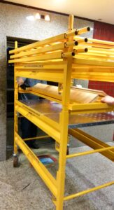Andaime Plataforma Original MONTEEUSE PI0702779-6 Produto patenteado - Segurança em altura para manutenção industrial ou construção civil, garantindo acesso seguro pela escada incorporada, Guarda-corpos e Rodapés conforme NR-18, conjunto de piso antiderrapante e forração completa, com alçapão de acesso seguro. Pode ser apoiado com sapatas ajustáveis ou rodízios para movimentação segura da estrutura. Totalmente normatizado, com ART de fabricação recolhida junto ao CREA, Memorial de cálculo, Manual de montagem, Checklist de montagem, Projeto de montagem e Treinamento tipo seminário online com certificados nominais a cada participante. Destaque nas maiores indústrias do Brasil, tendo como clientes a VALE, CSN, Usiminas, Petrobrás, GERDAU, CEMIG, Raízen, JBS SEARA, Marfrig, Usaçucar, Bunge, ADM do Brasil, Syngenta, SENAI, Cofco, Hydro Alunorte, entre outros.