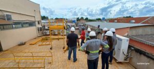 Andaime Plataforma Original MONTEEUSE PI0702779-6 Produto patenteado - Segurança em altura para manutenção industrial ou construção civil, garantindo acesso seguro pela escada incorporada, Guarda-corpos e Rodapés conforme NR-18, conjunto de piso antiderrapante e forração completa, com alçapão de acesso seguro. Pode ser apoiado com sapatas ajustáveis ou rodízios para movimentação segura da estrutura. Totalmente normatizado, com ART de fabricação recolhida junto ao CREA, Memorial de cálculo, Manual de montagem, Checklist de montagem, Projeto de montagem e Treinamento tipo seminário online com certificados nominais a cada participante. Destaque nas maiores indústrias do Brasil, tendo como clientes a VALE, CSN, Usiminas, Petrobrás, GERDAU, CEMIG, Raízen, JBS SEARA, Marfrig, Usaçucar, Bunge, ADM do Brasil, Syngenta, SENAI, Cofco, Hydro Alunorte, entre outros.