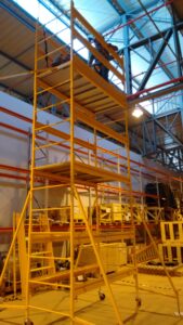 Andaime Plataforma Original MONTEEUSE PI0702779-6 Produto patenteado - Segurança em altura para manutenção industrial ou construção civil, garantindo acesso seguro pela escada incorporada, Guarda-corpos e Rodapés conforme NR-18, conjunto de piso antiderrapante e forração completa, com alçapão de acesso seguro. Pode ser apoiado com sapatas ajustáveis ou rodízios para movimentação segura da estrutura. Totalmente normatizado, com ART de fabricação recolhida junto ao CREA, Memorial de cálculo, Manual de montagem, Checklist de montagem, Projeto de montagem e Treinamento tipo seminário online com certificados nominais a cada participante. Destaque nas maiores indústrias do Brasil, tendo como clientes a VALE, CSN, Usiminas, Petrobrás, GERDAU, CEMIG, Raízen, JBS SEARA, Marfrig, Usaçucar, Bunge, ADM do Brasil, Syngenta, SENAI, Cofco, Hydro Alunorte, entre outros.
