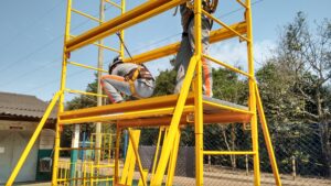 Andaime Plataforma Original MONTEEUSE PI0702779-6 Produto patenteado - Segurança em altura para manutenção industrial ou construção civil, garantindo acesso seguro pela escada incorporada, Guarda-corpos e Rodapés conforme NR-18, conjunto de piso antiderrapante e forração completa, com alçapão de acesso seguro. Pode ser apoiado com sapatas ajustáveis ou rodízios para movimentação segura da estrutura. Totalmente normatizado, com ART de fabricação recolhida junto ao CREA, Memorial de cálculo, Manual de montagem, Checklist de montagem, Projeto de montagem e Treinamento tipo seminário online com certificados nominais a cada participante. Destaque nas maiores indústrias do Brasil, tendo como clientes a VALE, CSN, Usiminas, Petrobrás, GERDAU, CEMIG, Raízen, JBS SEARA, Marfrig, Usaçucar, Bunge, ADM do Brasil, Syngenta, SENAI, Cofco, Hydro Alunorte, entre outros.