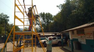 Andaime Plataforma Original MONTEEUSE PI0702779-6 Produto patenteado - Segurança em altura para manutenção industrial ou construção civil, garantindo acesso seguro pela escada incorporada, Guarda-corpos e Rodapés conforme NR-18, conjunto de piso antiderrapante e forração completa, com alçapão de acesso seguro. Pode ser apoiado com sapatas ajustáveis ou rodízios para movimentação segura da estrutura. Totalmente normatizado, com ART de fabricação recolhida junto ao CREA, Memorial de cálculo, Manual de montagem, Checklist de montagem, Projeto de montagem e Treinamento tipo seminário online com certificados nominais a cada participante. Destaque nas maiores indústrias do Brasil, tendo como clientes a VALE, CSN, Usiminas, Petrobrás, GERDAU, CEMIG, Raízen, JBS SEARA, Marfrig, Usaçucar, Bunge, ADM do Brasil, Syngenta, SENAI, Cofco, Hydro Alunorte, entre outros.