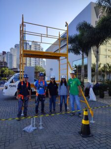 Andaime Plataforma Original MONTEEUSE PI0702779-6 Produto patenteado - Segurança em altura para manutenção industrial ou construção civil, garantindo acesso seguro pela escada incorporada, Guarda-corpos e Rodapés conforme NR-18, conjunto de piso antiderrapante e forração completa, com alçapão de acesso seguro. Pode ser apoiado com sapatas ajustáveis ou rodízios para movimentação segura da estrutura. Totalmente normatizado, com ART de fabricação recolhida junto ao CREA, Memorial de cálculo, Manual de montagem, Checklist de montagem, Projeto de montagem e Treinamento tipo seminário online com certificados nominais a cada participante. Destaque nas maiores indústrias do Brasil, tendo como clientes a VALE, CSN, Usiminas, Petrobrás, GERDAU, CEMIG, Raízen, JBS SEARA, Marfrig, Usaçucar, Bunge, ADM do Brasil, Syngenta, SENAI, Cofco, Hydro Alunorte, entre outros.