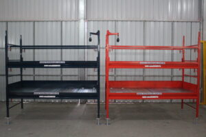 Andaime Plataforma Original MONTEEUSE PI0702779-6 Produto patenteado - Segurança em altura para manutenção industrial ou construção civil, garantindo acesso seguro pela escada incorporada, Guarda-corpos e Rodapés conforme NR-18, conjunto de piso antiderrapante e forração completa, com alçapão de acesso seguro. Pode ser apoiado com sapatas ajustáveis ou rodízios para movimentação segura da estrutura. Totalmente normatizado, com ART de fabricação recolhida junto ao CREA, Memorial de cálculo, Manual de montagem, Checklist de montagem, Projeto de montagem e Treinamento tipo seminário online com certificados nominais a cada participante. Destaque nas maiores indústrias do Brasil, tendo como clientes a VALE, CSN, Usiminas, Petrobrás, GERDAU, CEMIG, Raízen, JBS SEARA, Marfrig, Usaçucar, Bunge, ADM do Brasil, Syngenta, SENAI, Cofco, Hydro Alunorte, entre outros.