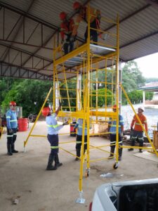Andaime Plataforma Original MONTEEUSE PI0702779-6 Produto patenteado - Segurança em altura para manutenção industrial ou construção civil, garantindo acesso seguro pela escada incorporada, Guarda-corpos e Rodapés conforme NR-18, conjunto de piso antiderrapante e forração completa, com alçapão de acesso seguro. Pode ser apoiado com sapatas ajustáveis ou rodízios para movimentação segura da estrutura. Totalmente normatizado, com ART de fabricação recolhida junto ao CREA, Memorial de cálculo, Manual de montagem, Checklist de montagem, Projeto de montagem e Treinamento tipo seminário online com certificados nominais a cada participante. Destaque nas maiores indústrias do Brasil, tendo como clientes a VALE, CSN, Usiminas, Petrobrás, GERDAU, CEMIG, Raízen, JBS SEARA, Marfrig, Usaçucar, Bunge, ADM do Brasil, Syngenta, SENAI, Cofco, Hydro Alunorte, entre outros.