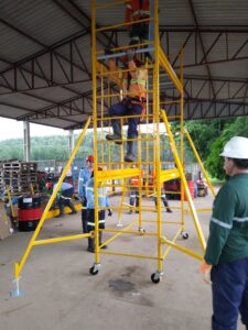 Andaime Plataforma Original MONTEEUSE PI0702779-6 Produto patenteado - Segurança em altura para manutenção industrial ou construção civil, garantindo acesso seguro pela escada incorporada, Guarda-corpos e Rodapés conforme NR-18, conjunto de piso antiderrapante e forração completa, com alçapão de acesso seguro. Pode ser apoiado com sapatas ajustáveis ou rodízios para movimentação segura da estrutura. Totalmente normatizado, com ART de fabricação recolhida junto ao CREA, Memorial de cálculo, Manual de montagem, Checklist de montagem, Projeto de montagem e Treinamento tipo seminário online com certificados nominais a cada participante. Destaque nas maiores indústrias do Brasil, tendo como clientes a VALE, CSN, Usiminas, Petrobrás, GERDAU, CEMIG, Raízen, JBS SEARA, Marfrig, Usaçucar, Bunge, ADM do Brasil, Syngenta, SENAI, Cofco, Hydro Alunorte, entre outros.