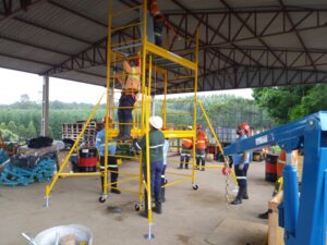 Andaime Plataforma Original MONTEEUSE PI0702779-6 Produto patenteado - Segurança em altura para manutenção industrial ou construção civil, garantindo acesso seguro pela escada incorporada, Guarda-corpos e Rodapés conforme NR-18, conjunto de piso antiderrapante e forração completa, com alçapão de acesso seguro. Pode ser apoiado com sapatas ajustáveis ou rodízios para movimentação segura da estrutura. Totalmente normatizado, com ART de fabricação recolhida junto ao CREA, Memorial de cálculo, Manual de montagem, Checklist de montagem, Projeto de montagem e Treinamento tipo seminário online com certificados nominais a cada participante. Destaque nas maiores indústrias do Brasil, tendo como clientes a VALE, CSN, Usiminas, Petrobrás, GERDAU, CEMIG, Raízen, JBS SEARA, Marfrig, Usaçucar, Bunge, ADM do Brasil, Syngenta, SENAI, Cofco, Hydro Alunorte, entre outros.