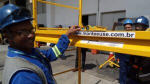 Andaime Plataforma Original MONTEEUSE PI0702779-6 Produto patenteado - Segurança em altura para manutenção industrial ou construção civil, garantindo acesso seguro pela escada incorporada, Guarda-corpos e Rodapés conforme NR-18, conjunto de piso antiderrapante e forração completa, com alçapão de acesso seguro. Pode ser apoiado com sapatas ajustáveis ou rodízios para movimentação segura da estrutura. Totalmente normatizado, com ART de fabricação recolhida junto ao CREA, Memorial de cálculo, Manual de montagem, Checklist de montagem, Projeto de montagem e Treinamento tipo seminário online com certificados nominais a cada participante. Destaque nas maiores indústrias do Brasil, tendo como clientes a VALE, CSN, Usiminas, Petrobrás, GERDAU, CEMIG, Raízen, JBS SEARA, Marfrig, Usaçucar, Bunge, ADM do Brasil, Syngenta, SENAI, Cofco, Hydro Alunorte, entre outros.