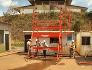 Andaime Plataforma Original MONTEEUSE PI0702779-6 Produto patenteado - Segurança em altura para manutenção industrial ou construção civil, garantindo acesso seguro pela escada incorporada, Guarda-corpos e Rodapés conforme NR-18, conjunto de piso antiderrapante e forração completa, com alçapão de acesso seguro. Pode ser apoiado com sapatas ajustáveis ou rodízios para movimentação segura da estrutura. Totalmente normatizado, com ART de fabricação recolhida junto ao CREA, Memorial de cálculo, Manual de montagem, Checklist de montagem, Projeto de montagem e Treinamento tipo seminário online com certificados nominais a cada participante. Destaque nas maiores indústrias do Brasil, tendo como clientes a VALE, CSN, Usiminas, Petrobrás, GERDAU, CEMIG, Raízen, JBS SEARA, Marfrig, Usaçucar, Bunge, ADM do Brasil, Syngenta, SENAI, Cofco, Hydro Alunorte, entre outros.