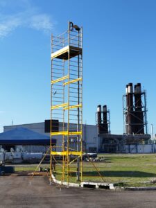 Andaime Plataforma Original MONTEEUSE PI0702779-6 Produto patenteado - Segurança em altura para manutenção industrial ou construção civil, garantindo acesso seguro pela escada incorporada, Guarda-corpos e Rodapés conforme NR-18, conjunto de piso antiderrapante e forração completa, com alçapão de acesso seguro. Pode ser apoiado com sapatas ajustáveis ou rodízios para movimentação segura da estrutura. Totalmente normatizado, com ART de fabricação recolhida junto ao CREA, Memorial de cálculo, Manual de montagem, Checklist de montagem, Projeto de montagem e Treinamento tipo seminário online com certificados nominais a cada participante. Destaque nas maiores indústrias do Brasil, tendo como clientes a VALE, CSN, Usiminas, Petrobrás, GERDAU, CEMIG, Raízen, JBS SEARA, Marfrig, Usaçucar, Bunge, ADM do Brasil, Syngenta, SENAI, Cofco, Hydro Alunorte, entre outros.