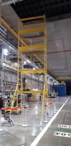 Andaime Plataforma Original MONTEEUSE PI0702779-6 Produto patenteado - Segurança em altura para manutenção industrial ou construção civil, garantindo acesso seguro pela escada incorporada, Guarda-corpos e Rodapés conforme NR-18, conjunto de piso antiderrapante e forração completa, com alçapão de acesso seguro. Pode ser apoiado com sapatas ajustáveis ou rodízios para movimentação segura da estrutura. Totalmente normatizado, com ART de fabricação recolhida junto ao CREA, Memorial de cálculo, Manual de montagem, Checklist de montagem, Projeto de montagem e Treinamento tipo seminário online com certificados nominais a cada participante. Destaque nas maiores indústrias do Brasil, tendo como clientes a VALE, CSN, Usiminas, Petrobrás, GERDAU, CEMIG, Raízen, JBS SEARA, Marfrig, Usaçucar, Bunge, ADM do Brasil, Syngenta, SENAI, Cofco, Hydro Alunorte, entre outros.
