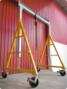 Pórtico de içamento de Cargas MONTEEUSE - Pórtico ajustável em altura ou largura, com capacidade de carga alta e formato customizável conforme a necessidade do cliente. Segurança no içamento e movimentação de cargas pesadas.