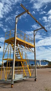 Plataforma Linha de Vida Móvel Monteeuse - Segurança em Altura nas atividades de Manutenção, Inspeção de cargas e Enlonamento de veículos e caminhões, com atendimento total a NR35, permitindo a Ancoragem do Cinto de segurança no Trava-quedas. Trabalho seguro, estrutura móvel com Rodízios robustos e de qualidade.