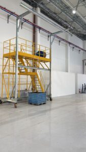 Plataforma Linha de Vida Móvel Monteeuse - Segurança em Altura nas atividades de Manutenção, Inspeção de cargas e Enlonamento de veículos e caminhões, com atendimento total a NR35, permitindo a Ancoragem do Cinto de segurança no Trava-quedas. Trabalho seguro, estrutura móvel com Rodízios robustos e de qualidade.