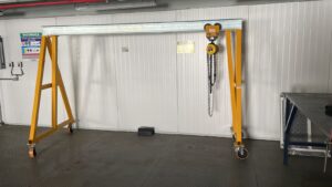 Pórtico de içamento de Cargas MONTEEUSE - Pórtico ajustável em altura ou largura, com capacidade de carga alta e formato customizável conforme a necessidade do cliente. Segurança no içamento e movimentação de cargas pesadas.