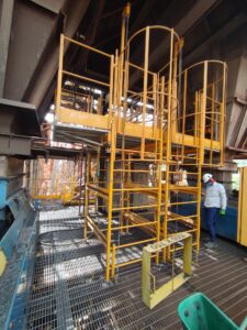 Andaime Plataforma Original MONTEEUSE PI0702779-6 Produto patenteado Aço ou Alumínio - Segurança em altura para manutenção industrial ou construção civil, garantindo acesso seguro pela escada incorporada, Guarda-corpos e Rodapés conforme NR-18, conjunto de piso antiderrapante e forração completa, com alçapão de acesso seguro. Pode ser apoiado com sapatas ajustáveis ou rodízios para movimentação segura da estrutura. Totalmente normatizado, com ART de fabricação recolhida junto ao CREA, Memorial de cálculo, Manual de montagem, Checklist de montagem, Projeto de montagem e Treinamento tipo seminário online com certificados nominais a cada participante. Destaque nas maiores indústrias do Brasil, tendo como clientes a VALE, CSN, Usiminas, Petrobrás, GERDAU, CEMIG, Raízen, JBS SEARA, Marfrig, Usaçucar, Bunge, ADM do Brasil, Syngenta, SENAI, Cofco, Hydro Alunorte, entre outros.