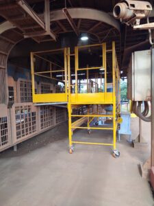 Andaime Plataforma Original MONTEEUSE PI0702779-6 Produto patenteado Aço ou Alumínio - Segurança em altura para manutenção industrial ou construção civil, garantindo acesso seguro pela escada incorporada, Guarda-corpos e Rodapés conforme NR-18, conjunto de piso antiderrapante e forração completa, com alçapão de acesso seguro. Pode ser apoiado com sapatas ajustáveis ou rodízios para movimentação segura da estrutura. Totalmente normatizado, com ART de fabricação recolhida junto ao CREA, Memorial de cálculo, Manual de montagem, Checklist de montagem, Projeto de montagem e Treinamento tipo seminário online com certificados nominais a cada participante. Destaque nas maiores indústrias do Brasil, tendo como clientes a VALE, CSN, Usiminas, Petrobrás, GERDAU, CEMIG, Raízen, JBS SEARA, Marfrig, Usaçucar, Bunge, ADM do Brasil, Syngenta, SENAI, Cofco, Hydro Alunorte, entre outros.