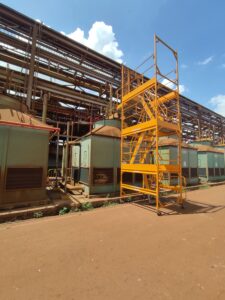 Andaime Plataforma Original MONTEEUSE PI0702779-6 Produto patenteado Aço ou Alumínio - Segurança em altura para manutenção industrial ou construção civil, garantindo acesso seguro pela escada incorporada, Guarda-corpos e Rodapés conforme NR-18, conjunto de piso antiderrapante e forração completa, com alçapão de acesso seguro. Pode ser apoiado com sapatas ajustáveis ou rodízios para movimentação segura da estrutura. Totalmente normatizado, com ART de fabricação recolhida junto ao CREA, Memorial de cálculo, Manual de montagem, Checklist de montagem, Projeto de montagem e Treinamento tipo seminário online com certificados nominais a cada participante. Destaque nas maiores indústrias do Brasil, tendo como clientes a VALE, CSN, Usiminas, Petrobrás, GERDAU, CEMIG, Raízen, JBS SEARA, Marfrig, Usaçucar, Bunge, ADM do Brasil, Syngenta, SENAI, Cofco, Hydro Alunorte, entre outros.