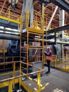 Andaime Plataforma Original MONTEEUSE PI0702779-6 Produto patenteado Aço ou Alumínio - Segurança em altura para manutenção industrial ou construção civil, garantindo acesso seguro pela escada incorporada, Guarda-corpos e Rodapés conforme NR-18, conjunto de piso antiderrapante e forração completa, com alçapão de acesso seguro. Pode ser apoiado com sapatas ajustáveis ou rodízios para movimentação segura da estrutura. Totalmente normatizado, com ART de fabricação recolhida junto ao CREA, Memorial de cálculo, Manual de montagem, Checklist de montagem, Projeto de montagem e Treinamento tipo seminário online com certificados nominais a cada participante. Destaque nas maiores indústrias do Brasil, tendo como clientes a VALE, CSN, Usiminas, Petrobrás, GERDAU, CEMIG, Raízen, JBS SEARA, Marfrig, Usaçucar, Bunge, ADM do Brasil, Syngenta, SENAI, Cofco, Hydro Alunorte, entre outros.