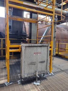 Andaime Plataforma Original MONTEEUSE PI0702779-6 Produto patenteado Aço ou Alumínio - Segurança em altura para manutenção industrial ou construção civil, garantindo acesso seguro pela escada incorporada, Guarda-corpos e Rodapés conforme NR-18, conjunto de piso antiderrapante e forração completa, com alçapão de acesso seguro. Pode ser apoiado com sapatas ajustáveis ou rodízios para movimentação segura da estrutura. Totalmente normatizado, com ART de fabricação recolhida junto ao CREA, Memorial de cálculo, Manual de montagem, Checklist de montagem, Projeto de montagem e Treinamento tipo seminário online com certificados nominais a cada participante. Destaque nas maiores indústrias do Brasil, tendo como clientes a VALE, CSN, Usiminas, Petrobrás, GERDAU, CEMIG, Raízen, JBS SEARA, Marfrig, Usaçucar, Bunge, ADM do Brasil, Syngenta, SENAI, Cofco, Hydro Alunorte, entre outros.