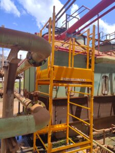 Andaime Plataforma Original MONTEEUSE PI0702779-6 Produto patenteado Aço ou Alumínio - Segurança em altura para manutenção industrial ou construção civil, garantindo acesso seguro pela escada incorporada, Guarda-corpos e Rodapés conforme NR-18, conjunto de piso antiderrapante e forração completa, com alçapão de acesso seguro. Pode ser apoiado com sapatas ajustáveis ou rodízios para movimentação segura da estrutura. Totalmente normatizado, com ART de fabricação recolhida junto ao CREA, Memorial de cálculo, Manual de montagem, Checklist de montagem, Projeto de montagem e Treinamento tipo seminário online com certificados nominais a cada participante. Destaque nas maiores indústrias do Brasil, tendo como clientes a VALE, CSN, Usiminas, Petrobrás, GERDAU, CEMIG, Raízen, JBS SEARA, Marfrig, Usaçucar, Bunge, ADM do Brasil, Syngenta, SENAI, Cofco, Hydro Alunorte, entre outros.