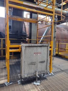 Andaime Plataforma Original MONTEEUSE PI0702779-6 Produto patenteado Aço ou Alumínio - Segurança em altura para manutenção industrial ou construção civil, garantindo acesso seguro pela escada incorporada, Guarda-corpos e Rodapés conforme NR-18, conjunto de piso antiderrapante e forração completa, com alçapão de acesso seguro. Pode ser apoiado com sapatas ajustáveis ou rodízios para movimentação segura da estrutura. Totalmente normatizado, com ART de fabricação recolhida junto ao CREA, Memorial de cálculo, Manual de montagem, Checklist de montagem, Projeto de montagem e Treinamento tipo seminário online com certificados nominais a cada participante. Destaque nas maiores indústrias do Brasil, tendo como clientes a VALE, CSN, Usiminas, Petrobrás, GERDAU, CEMIG, Raízen, JBS SEARA, Marfrig, Usaçucar, Bunge, ADM do Brasil, Syngenta, SENAI, Cofco, Hydro Alunorte, entre outros.