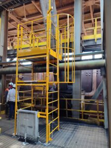 Andaime Plataforma Original MONTEEUSE PI0702779-6 Produto patenteado Aço ou Alumínio - Segurança em altura para manutenção industrial ou construção civil, garantindo acesso seguro pela escada incorporada, Guarda-corpos e Rodapés conforme NR-18, conjunto de piso antiderrapante e forração completa, com alçapão de acesso seguro. Pode ser apoiado com sapatas ajustáveis ou rodízios para movimentação segura da estrutura. Totalmente normatizado, com ART de fabricação recolhida junto ao CREA, Memorial de cálculo, Manual de montagem, Checklist de montagem, Projeto de montagem e Treinamento tipo seminário online com certificados nominais a cada participante. Destaque nas maiores indústrias do Brasil, tendo como clientes a VALE, CSN, Usiminas, Petrobrás, GERDAU, CEMIG, Raízen, JBS SEARA, Marfrig, Usaçucar, Bunge, ADM do Brasil, Syngenta, SENAI, Cofco, Hydro Alunorte, entre outros.