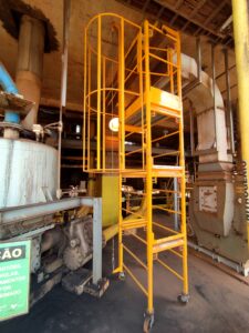 Andaime Plataforma Original MONTEEUSE PI0702779-6 Produto patenteado Aço ou Alumínio - Segurança em altura para manutenção industrial ou construção civil, garantindo acesso seguro pela escada incorporada, Guarda-corpos e Rodapés conforme NR-18, conjunto de piso antiderrapante e forração completa, com alçapão de acesso seguro. Pode ser apoiado com sapatas ajustáveis ou rodízios para movimentação segura da estrutura. Totalmente normatizado, com ART de fabricação recolhida junto ao CREA, Memorial de cálculo, Manual de montagem, Checklist de montagem, Projeto de montagem e Treinamento tipo seminário online com certificados nominais a cada participante. Destaque nas maiores indústrias do Brasil, tendo como clientes a VALE, CSN, Usiminas, Petrobrás, GERDAU, CEMIG, Raízen, JBS SEARA, Marfrig, Usaçucar, Bunge, ADM do Brasil, Syngenta, SENAI, Cofco, Hydro Alunorte, entre outros.